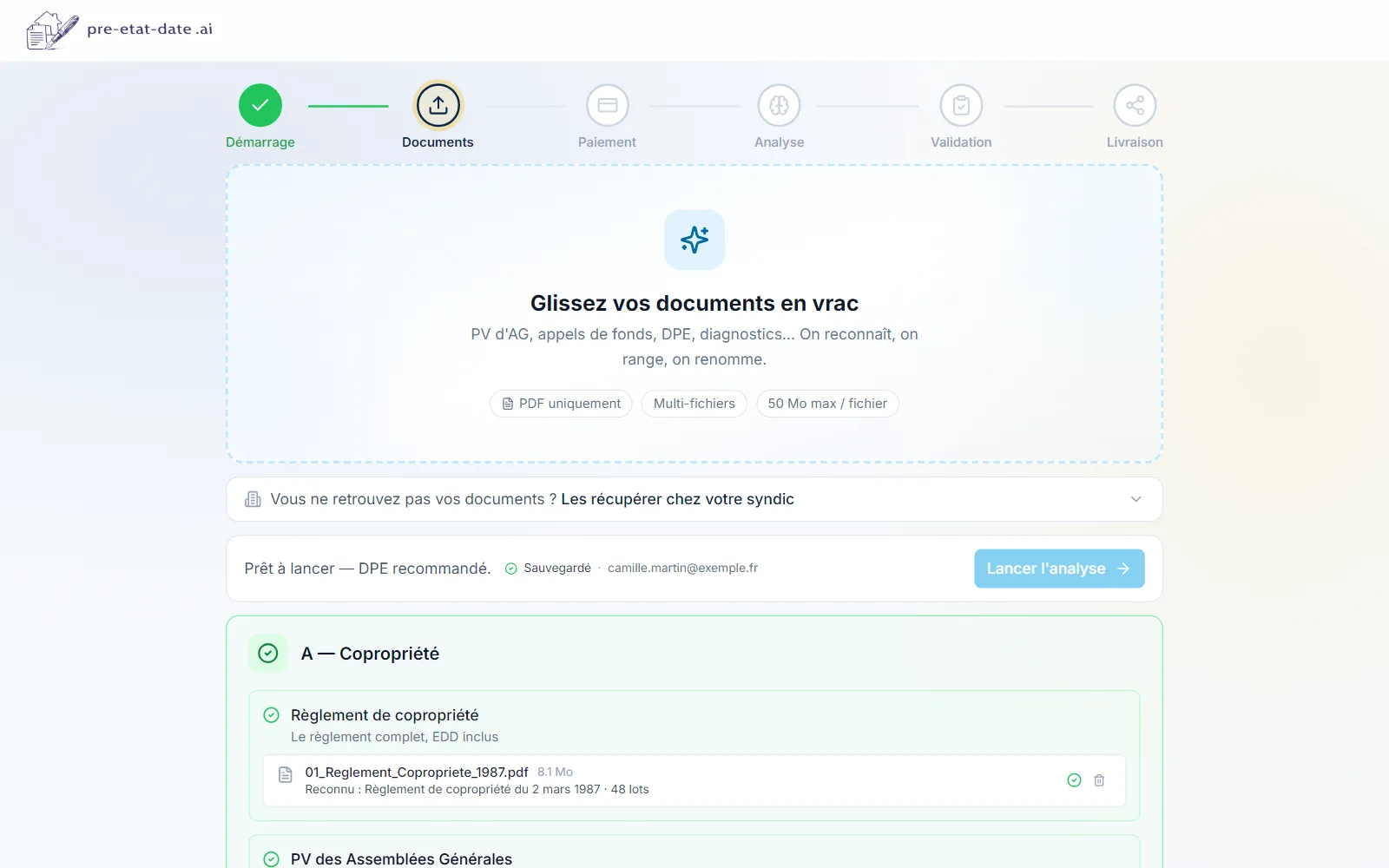 Écran de dépôt : une zone où glisser ses documents en vrac, puis les pièces rangées par rubrique